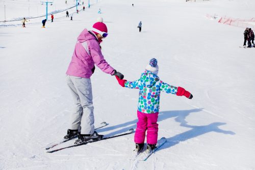 Med leg kan børn nemmere lære at stå på ski